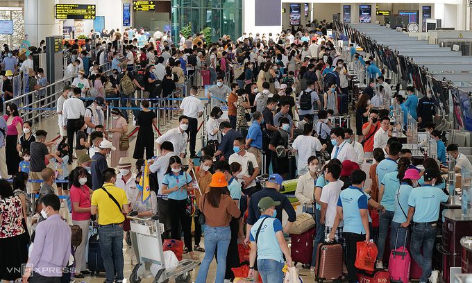 Thousands of Vietnamese flights delayed in June