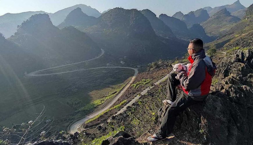 [Caption]aaDuring a trip to give gifts to homeless people during the Covid-19 epidemic on a rainy day, Minh discovered that there was a cat sick and ugly at the base of the tree, but he was so sorry that he took it home to take care of him.