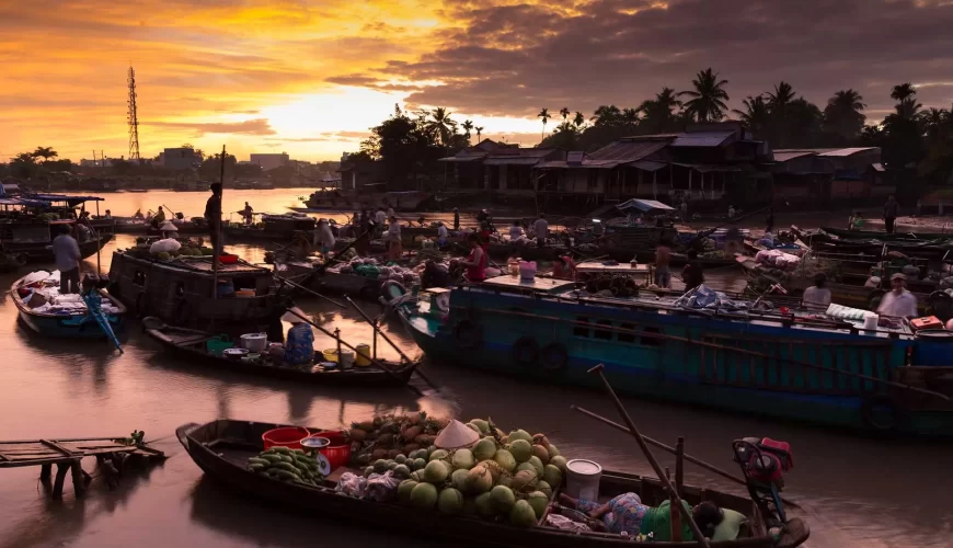 sunset in Phong Dien Floating Market