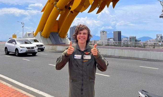 Teenage pilot on solo world flight record attempt lands in Da Nang