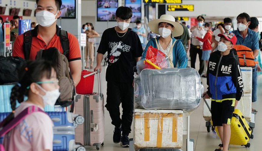 Tan Son Nhat, Noi Bai airports to see overcrowding this holiday weekend